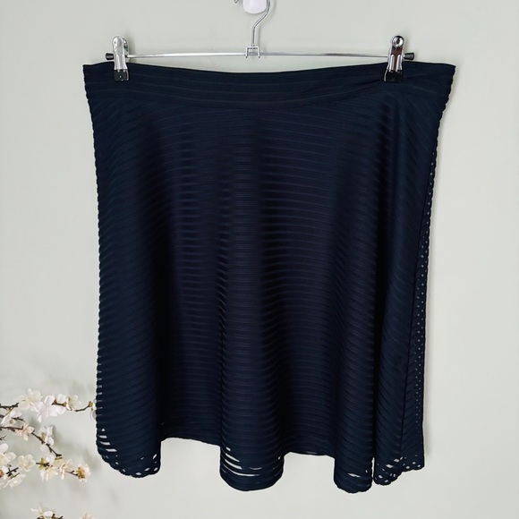 Forever 21+ Shadow Mesh Skater Skirt Size 2X - Picture 2 of 4
